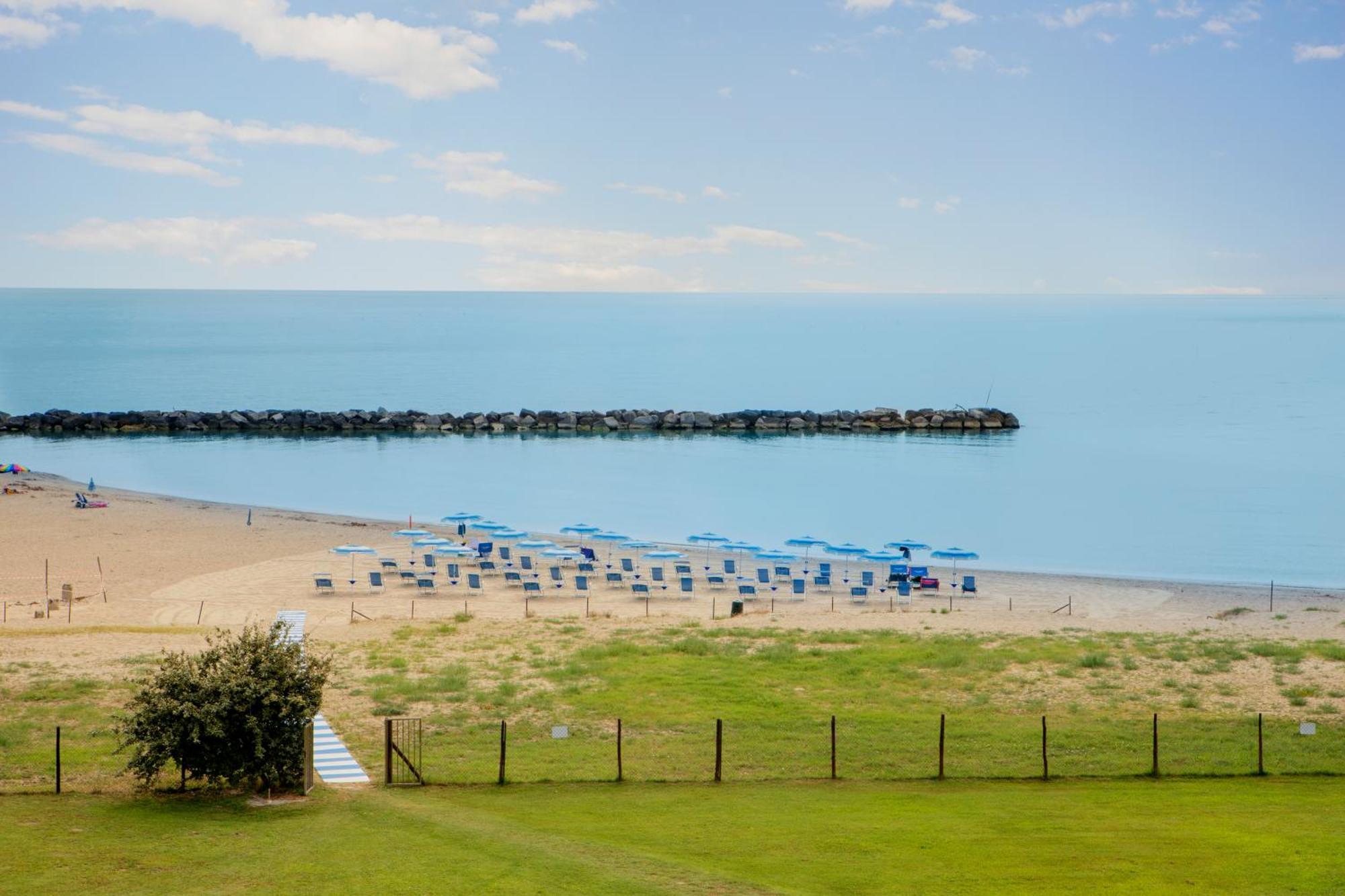 Residence Brezza Di Mare San Benedetto del Tronto Exteriör bild