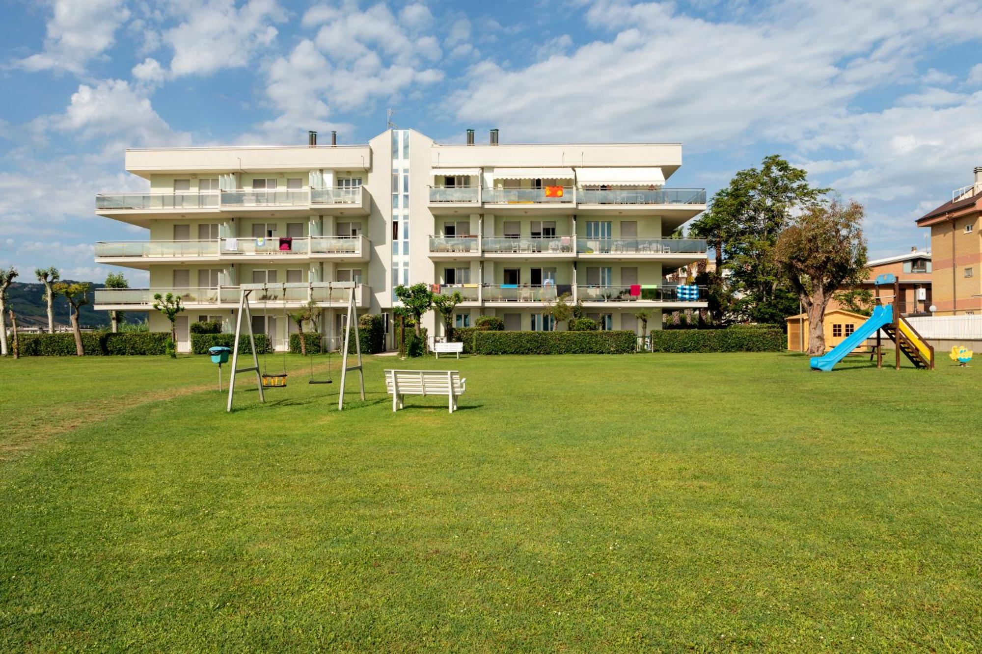 Residence Brezza Di Mare San Benedetto del Tronto Exteriör bild